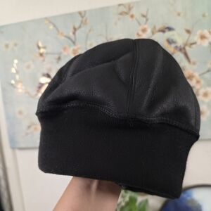 Unisex Ricardo BH Beverly Hills Sheepskin Leather Faux fur lined beanie Black